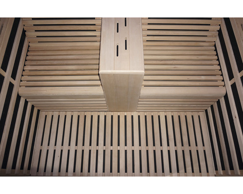 Interiér sauny s dreveným obkladom a lavicami