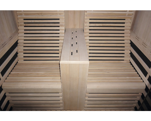 Interiér sauny s drevenými lavicami