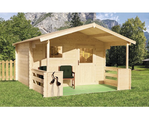 Drevený záhradný domček s verandou, oknom a dverami v záhrade