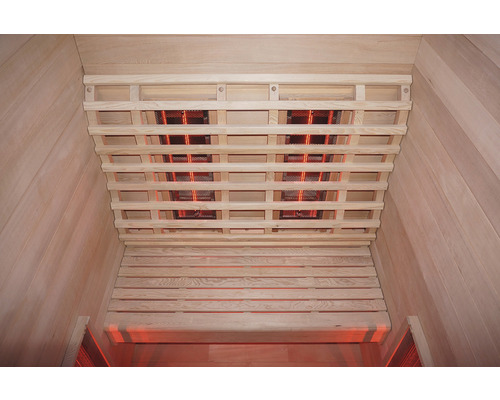 Vnútorný pohľad na infračervenú saunu s dreveným obkladom a infračervenými žiaričmi na strope