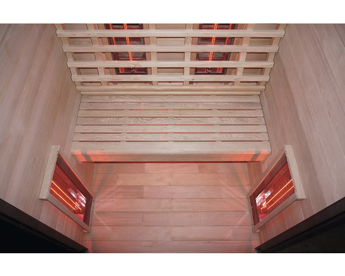 Vnútorný pohľad na infračervenú saunu s dreveným obkladom a infračervenými žiaričmi