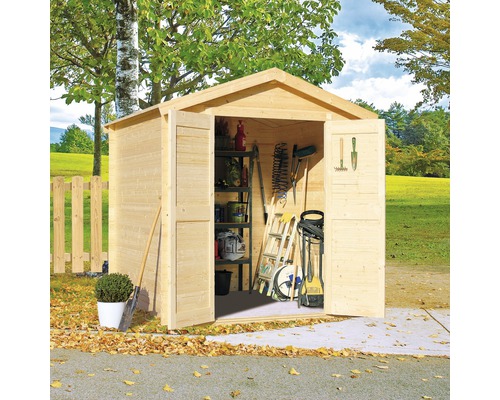 Otvorená drevená záhradná búda so záhradným náradím