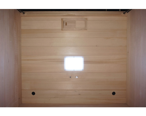 Vnútorný pohľad na saunu s dreveným obkladom, ventiláciou a osvetlením