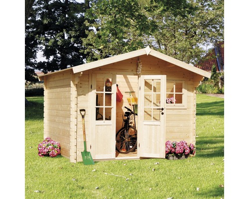Drevený záhradný domček s dvojkrídlovými dverami, oknom a záhradným náradím na trávniku