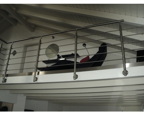 Interiérová fotografia nerezového zábradlia v obývacej izbe so stropnými trámami