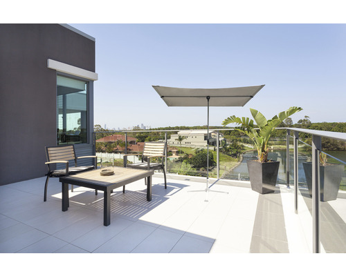 Terasa so sedacou súpravou, slnečníkom a kvetináčmi