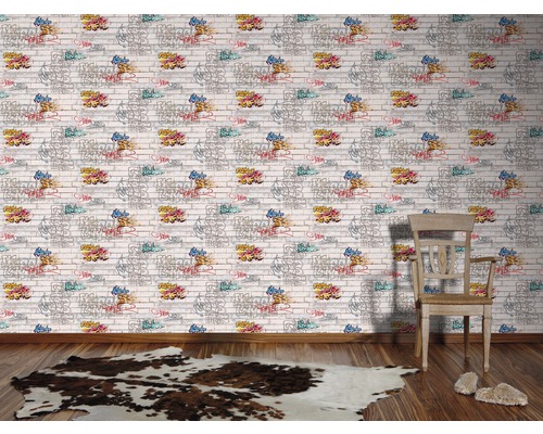 Izba s tehlovou tapetou s graffiti dizajnom.