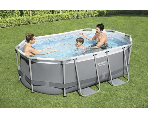 Rodina v bazéne Bestway Power Steel Frame v záhrade.
