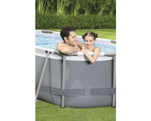 Otec a dcéra v nadzemnom bazéne v záhrade