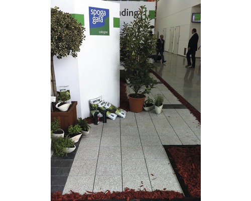 Výstavný stánok s rastlinami, dlažobnými kockami a zeminou