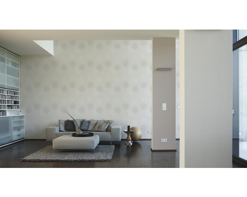 Obývacia izba s pohovkou, kobercom a vzorovanou tapetou