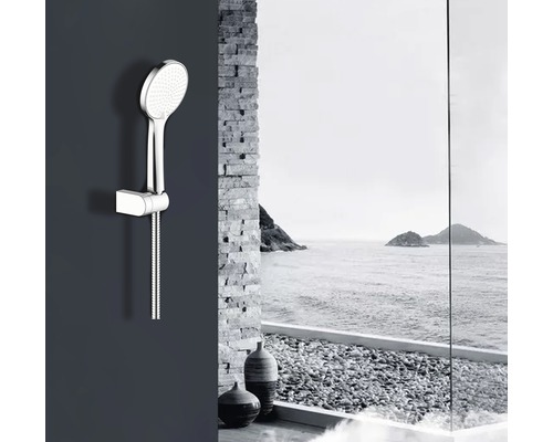 Ručná sprcha s hadicou namontovaná na stene