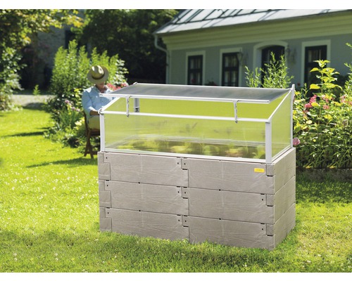 Vyvýšený záhon s pareniskom v záhrade