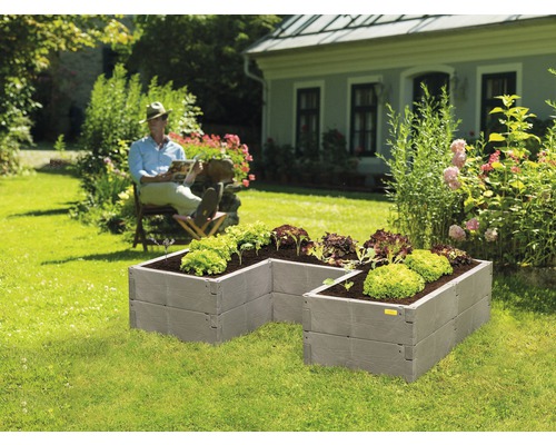 Plastový vyvýšený záhon v záhrade so sediacim mužom