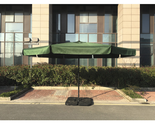 Štvorcový záhradný slnečník so stojanom na dlažobných kockách