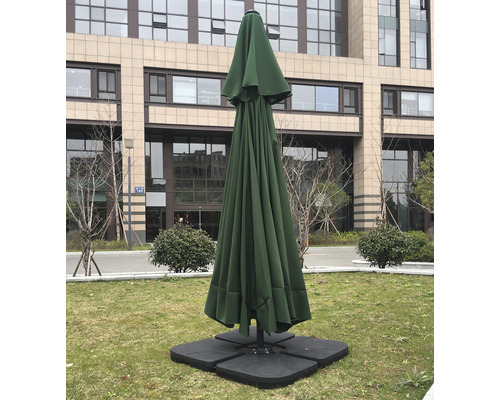 Zatvorený záhradný slnečník so stojanom na trávniku