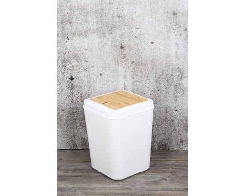 Biely odpadkový kôš s bambusovým vekom