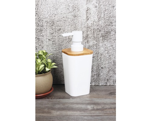 Biely dávkovač mydla s bambusovým vekom