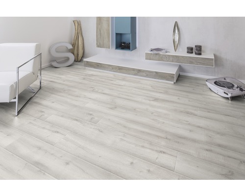 Svetlá miestnosť s laminátovou podlahou s dreveným vzhľadom a moderným nábytkom