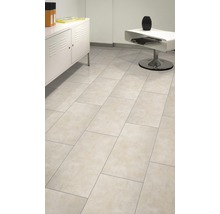 Interiér s podlahovými dlaždicami, komodou a stolom