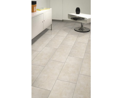 Interiér s podlahovými dlaždicami, komodou a stolom