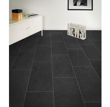 Pohľad do miestnosti s tmavou podlahovou dlažbou