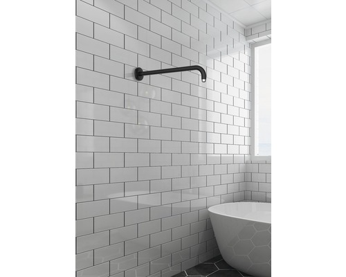 Kúpeľňa s obkladačkami metra, vaňou a sprchovým ramenom