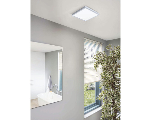 Moderná kúpeľňa so štvorcovým stropným svietidlom a zrkadlom