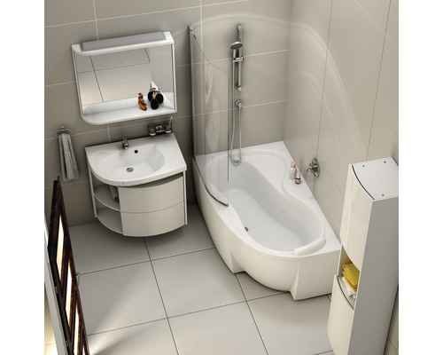 Kúpeľňa s vaňou, umývadlovou skrinkou, zrkadlovou skrinkou a vysokou skrinkou.