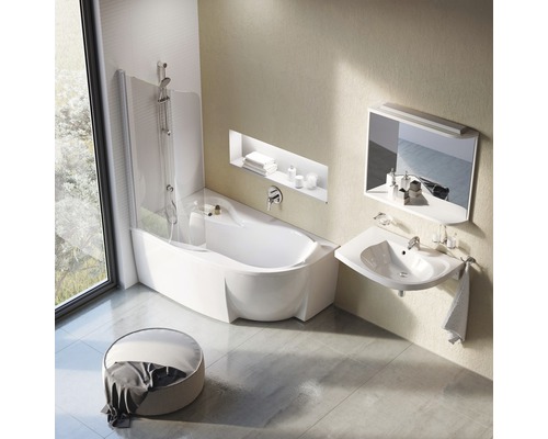 Svetlá kúpeľňa s vaňou, sprchovou zástenou, umývadlom a zrkadlom