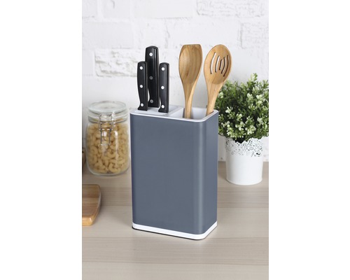 Blok na nože s nožmi a drevenými lyžicami na kuchynskej linke
