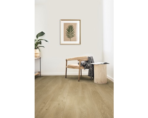 Interiér so svetlou drevenou podlahou, stoličkou a dekoráciou