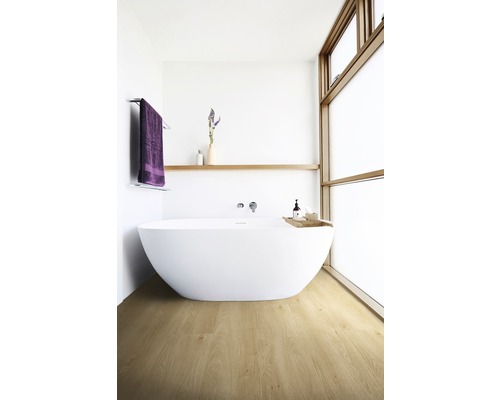 Svetlá kúpeľňa s voľne stojacou vaňou, drevenou policou a drevenou podlahou