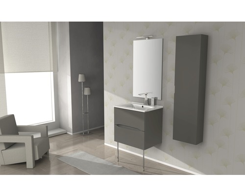 Moderná kúpeľňa s umývadlovou skrinkou, zrkadlom a vysokou skriňou