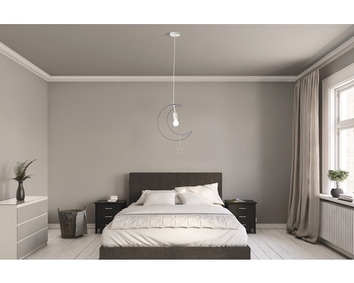 Spálňa s posteľou a závesnou lampou v tvare mesiaca