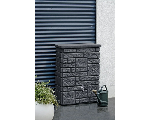 Nádrž na dažďovú vodu so vzhľadom kameňa s kohútikom a kanvou