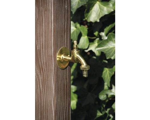 Mosadzný záhradný kohútik na drevenej stene
