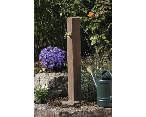 Záhradná scéna s dreveným vodným stĺpikom a mosadzným kohútikom