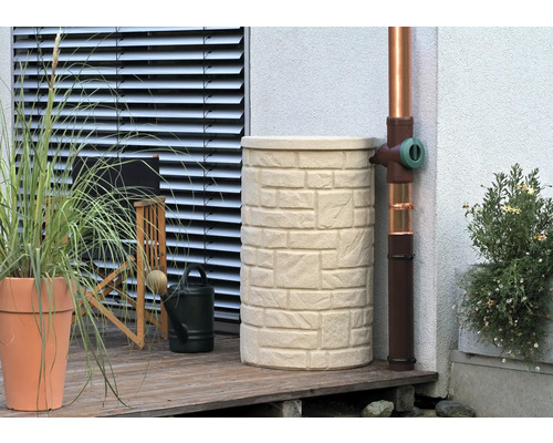 Nádrž na dažďovú vodu so vzhľadom kameňa vedľa zvodu na terase