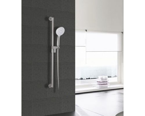 Sprchový set s tyčou na obkladovej stene v kúpeľni