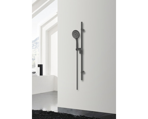 Sprchový set s tyčou na stene kúpeľne