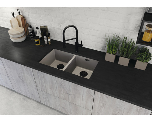 Dvojitý drez s vodovodnou batériou v modernom kuchyni