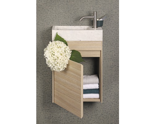 Umývadlo s mramorovou doskou, batériou a otvorenou drevenou skrinkou s uterákmi