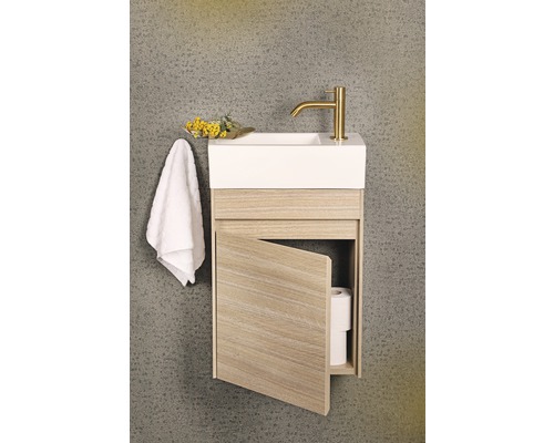 Závesné umývadlo s otvorenými dverami, uterákom a zlatou armatúrou