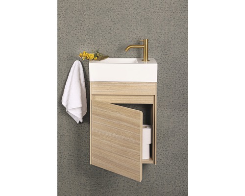 Malé umývadlo s otvorenou drevenou skrinkou, uterákom a armatúrou