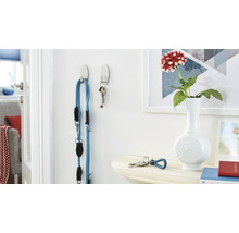 Nástenné háčiky s vodítkom a kľúčmi vo svetlej miestnosti