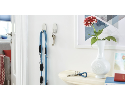 Nástenné háčiky s vodítkom a kľúčmi vo svetlej miestnosti