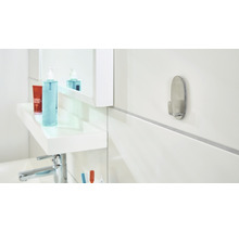 Kúpeľňová scéna s jedným strieborným hákom na stene