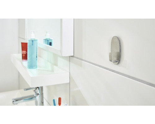 Kúpeľňová scéna s jedným strieborným hákom na stene