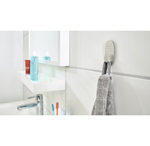 Kúpeľňa s umývadlom, zrkadlom a háčikom na uteráky s uterákom